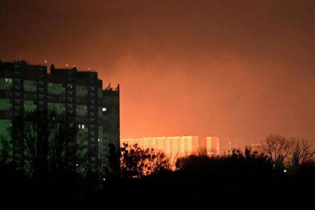 Notte di fuoco a Kiev, durissimo attacco russo con missili e droni: un morto e almeno 25 feriti