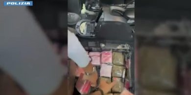 VIDEO | Incredibile a Catania: arrestata donna con 52 kg di hashish in auto