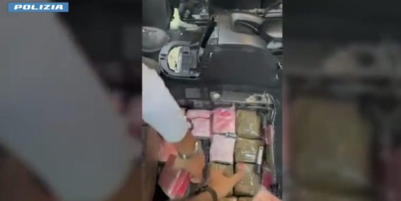 VIDEO | Incredibile a Catania: arrestata donna con 52 kg di hashish in auto