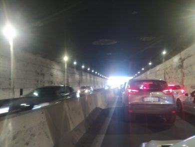 Catania, scontro auto-moto al viale Mediterraneo: diversi feriti