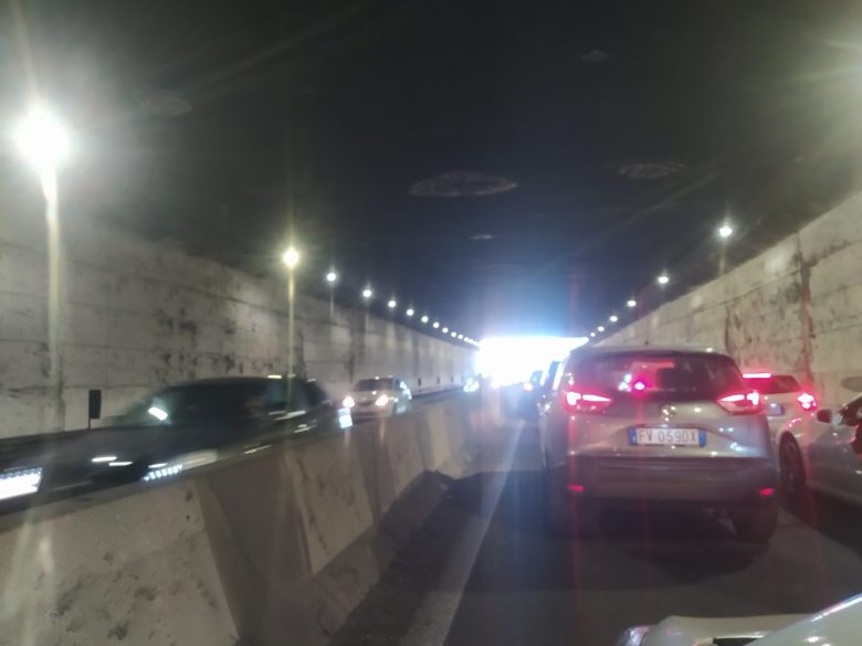 Catania, scontro auto-moto al viale Mediterraneo: diversi feriti