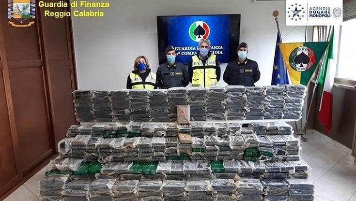 Droga nascosta tra gamberetti e polpi: maxi sequestro da 30 milioni