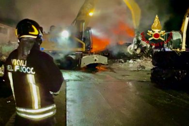 VIDEO | Catania, vasto incendio in un’azienda di demolizioni