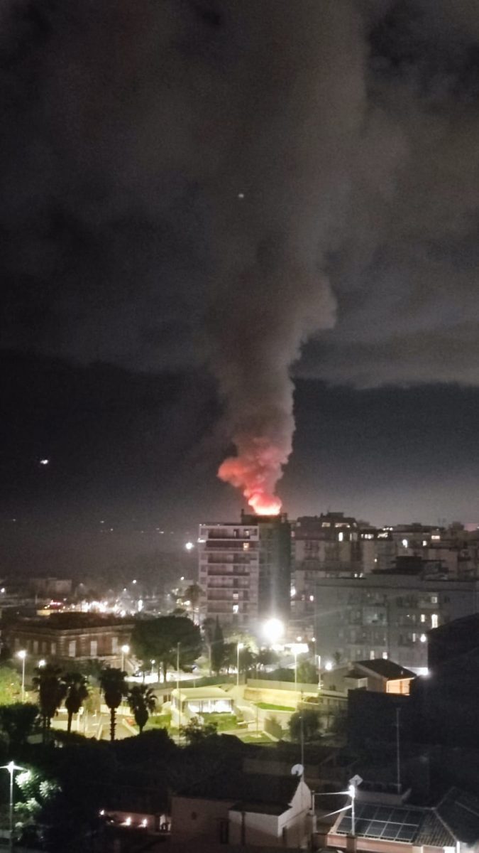 VIDEO e FOTO | Vasto incendio a “Le Ciminiere”: paura a Catania VIDEO e FOTO | Vasto incendio a “Le Ciminiere”: paura a Catania