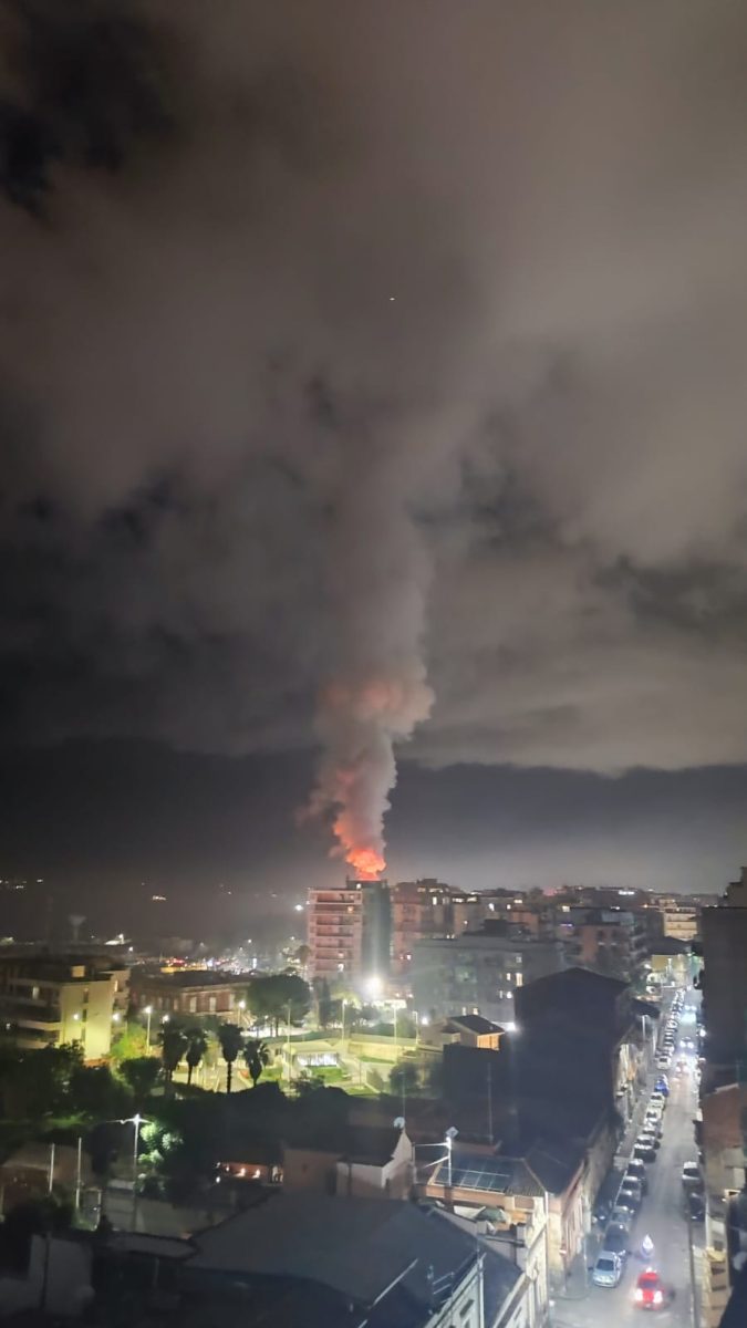 VIDEO e FOTO | Vasto incendio a “Le Ciminiere”: paura a Catania VIDEO e FOTO | Vasto incendio a “Le Ciminiere”: paura a Catania