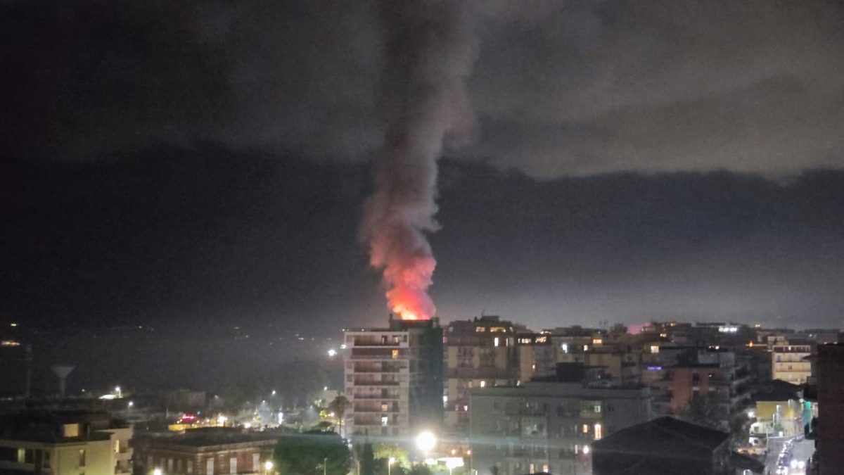VIDEO e FOTO | Vasto incendio a “Le Ciminiere”: paura a Catania VIDEO e FOTO | Vasto incendio a “Le Ciminiere”: paura a Catania