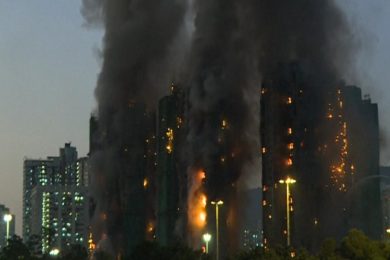 Fiamme alte e fumo nero, devastante incendio invade palazzi: oltre 10 morti – VIDEO