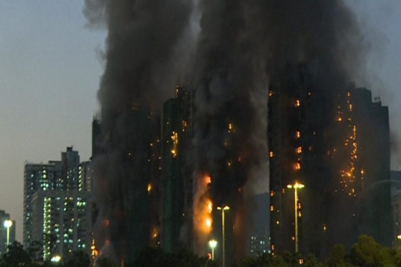 Fiamme alte e fumo nero, devastante incendio invade palazzi: oltre 10 morti – VIDEO