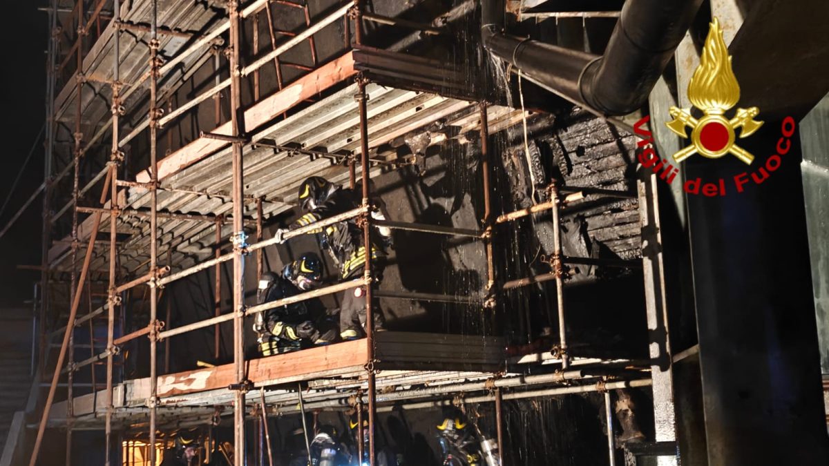 VIDEO e FOTO | Vasto incendio a “Le Ciminiere”: paura a Catania VIDEO e FOTO | Vasto incendio a “Le Ciminiere”: paura a Catania