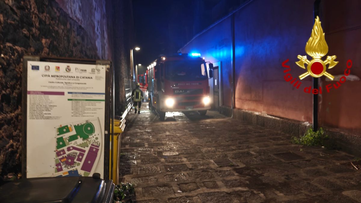 VIDEO e FOTO | Vasto incendio a “Le Ciminiere”: paura a Catania VIDEO e FOTO | Vasto incendio a “Le Ciminiere”: paura a Catania