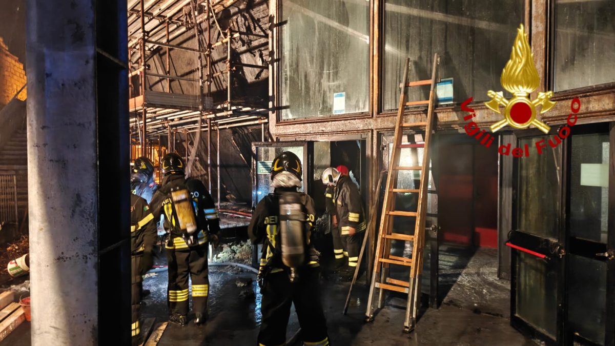 VIDEO e FOTO | Vasto incendio a “Le Ciminiere”: paura a Catania VIDEO e FOTO | Vasto incendio a “Le Ciminiere”: paura a Catania