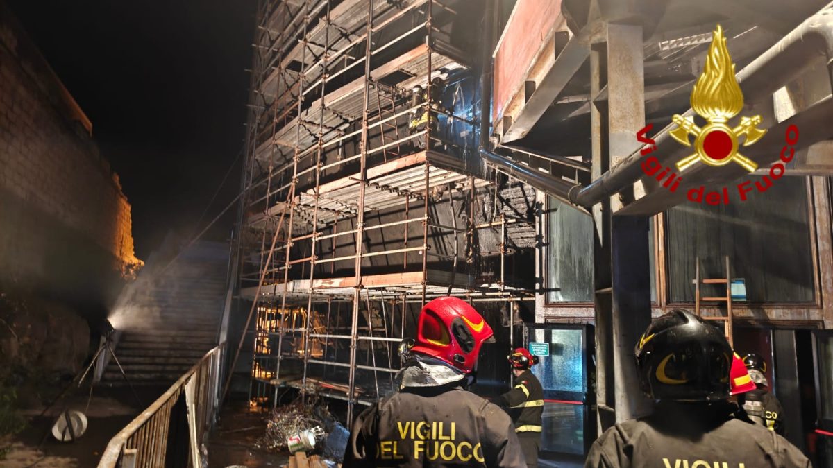 VIDEO e FOTO | Vasto incendio a “Le Ciminiere”: paura a Catania VIDEO e FOTO | Vasto incendio a “Le Ciminiere”: paura a Catania