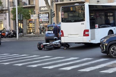 Catania, paura al corso Italia per un incidente: coinvolti autobus e moto
