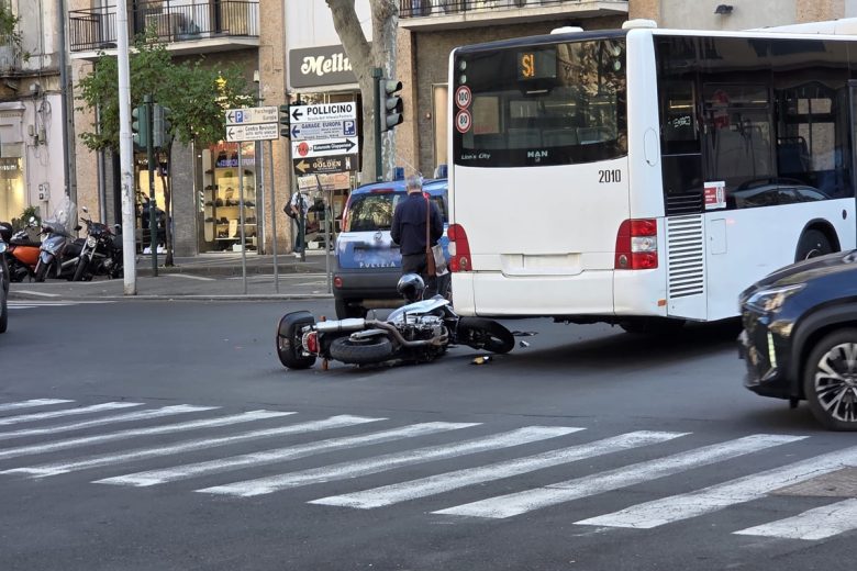 Catania, paura al corso Italia per un incidente: coinvolti autobus e moto