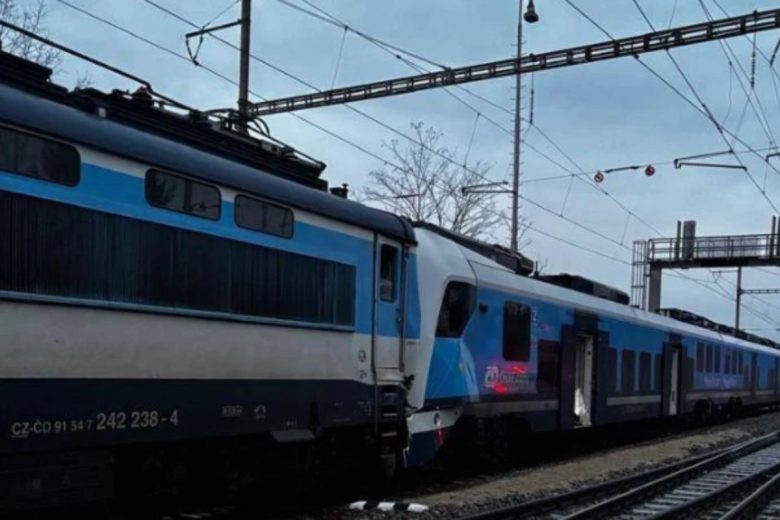 Tragedia sui binari, travolto e ucciso un uomo di 60 anni: enormi i disagi alla ferrovia