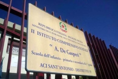 Maltempo ad Aci Sant’Antonio, un fulmine danneggia impianti della scuola. Comune effettuerà verifiche