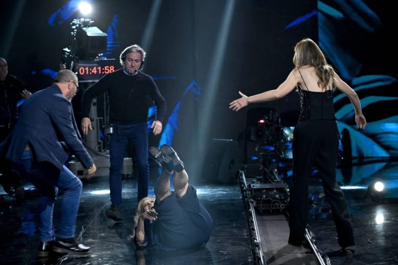 Paura a “Belve”, Iva Zanicchi inciampa e cade mentre lascia lo studio: “Non mi sono fatta male”