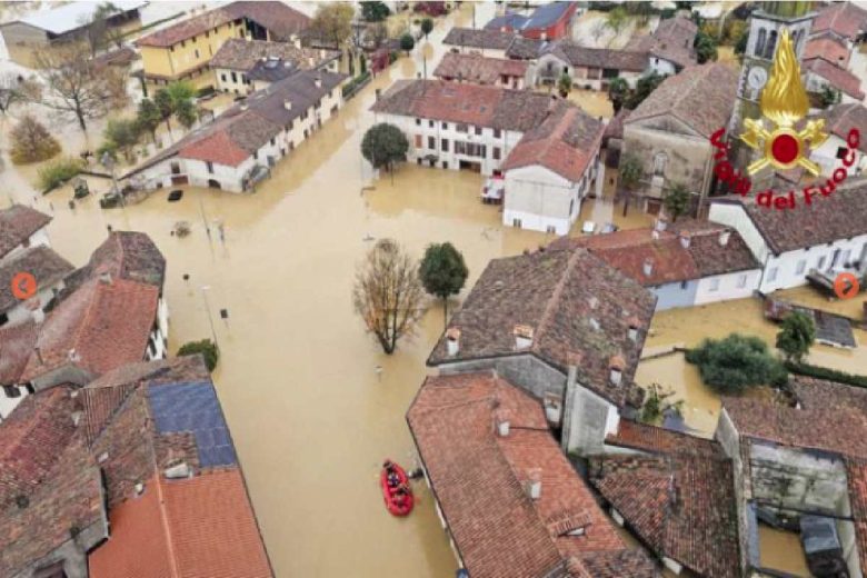 Maltempo: frana travolge edifici, dispersi. Esonda fiume, persone sui tetti | VIDEO