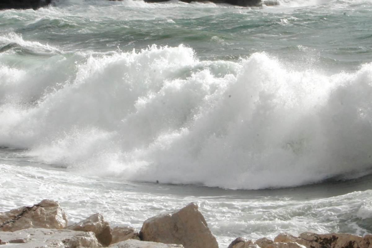Tragedia in mare, bimba di 7 anni viene travolta dalle onde: il padre tenta di salvarla ma muore