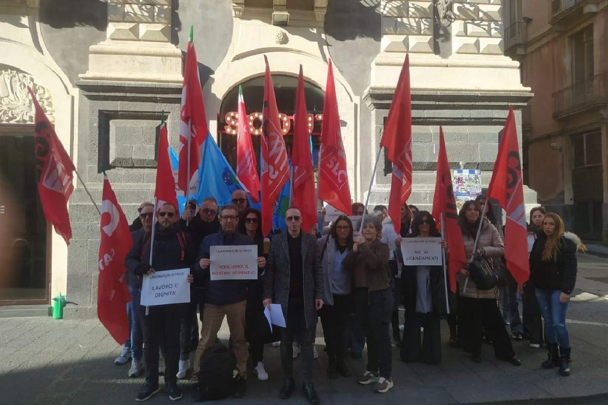 Vertenza Mics, i lavoratori del call center in Prefettura a Catania: l’1 dicembre è vicino e la palla passa all’Enel
