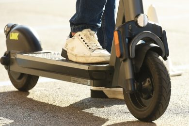 Targhino sui monopattini, norma all’ultimo miglio