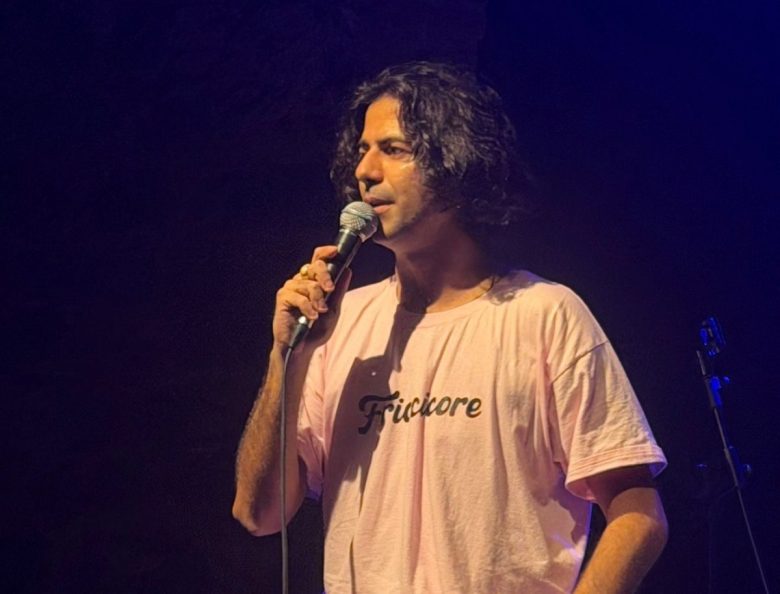 VIDEO | Un’ora d’improvviso: risate e divertimento alla Stand Up Comedy di Nanni Mascena