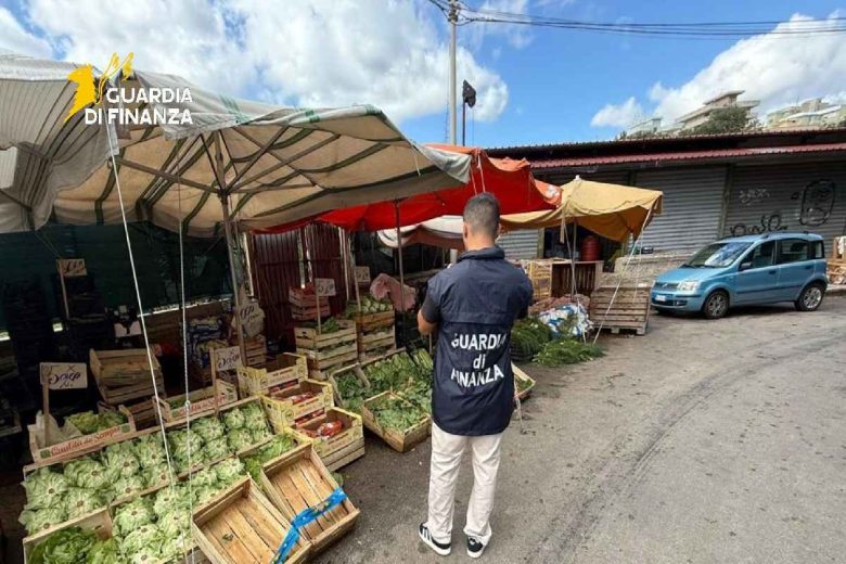 Palermo, senza autorizzazioni e con lavoratori in nero. Sequestrato mercato ortofrutticolo abusivo alla Zisa | VIDEO