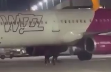 VIDEO | Follia in pista: passeggeri rincorrono l’aereo pronto per il decollo