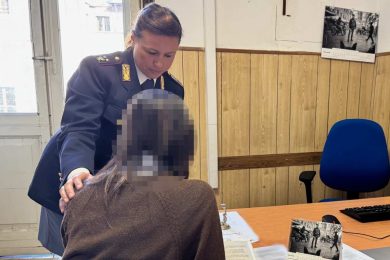 Catania, tempesta di messaggi l’ex e prova a sfondarle la porta con calci e pugni: arrestato 30enne