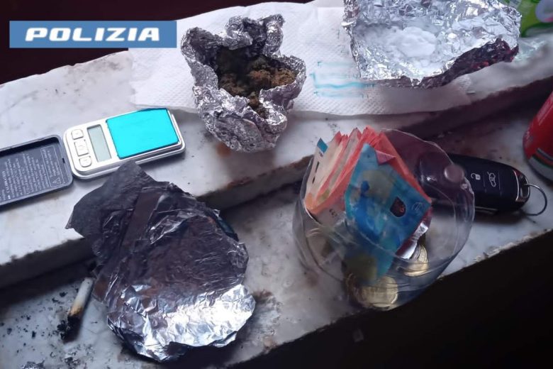 Catania, scovata casa trasformata in piazza di spaccio con crack room: arrestati 2 pusher minorenni – VIDEO
