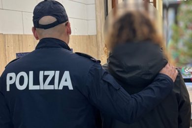Catania, perseguita l’ex fidanzata e tenta di sfondarle la porta di casa: arrestato 50enne