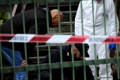 Trovato morto nell’androne di un palazzo con ferite alla testa, è giallo