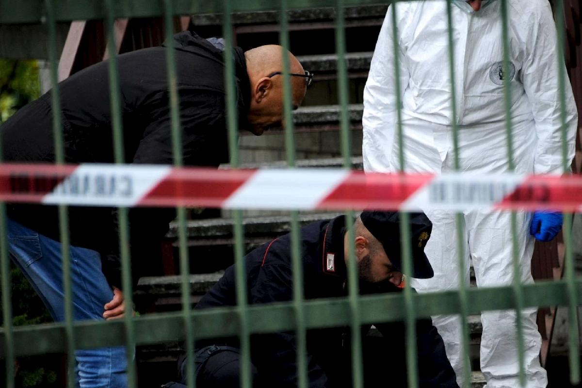 Trovato morto nell’androne di un palazzo con ferite alla testa, è giallo Trovato morto nell’androne di un palazzo con ferite alla testa, è giallo
