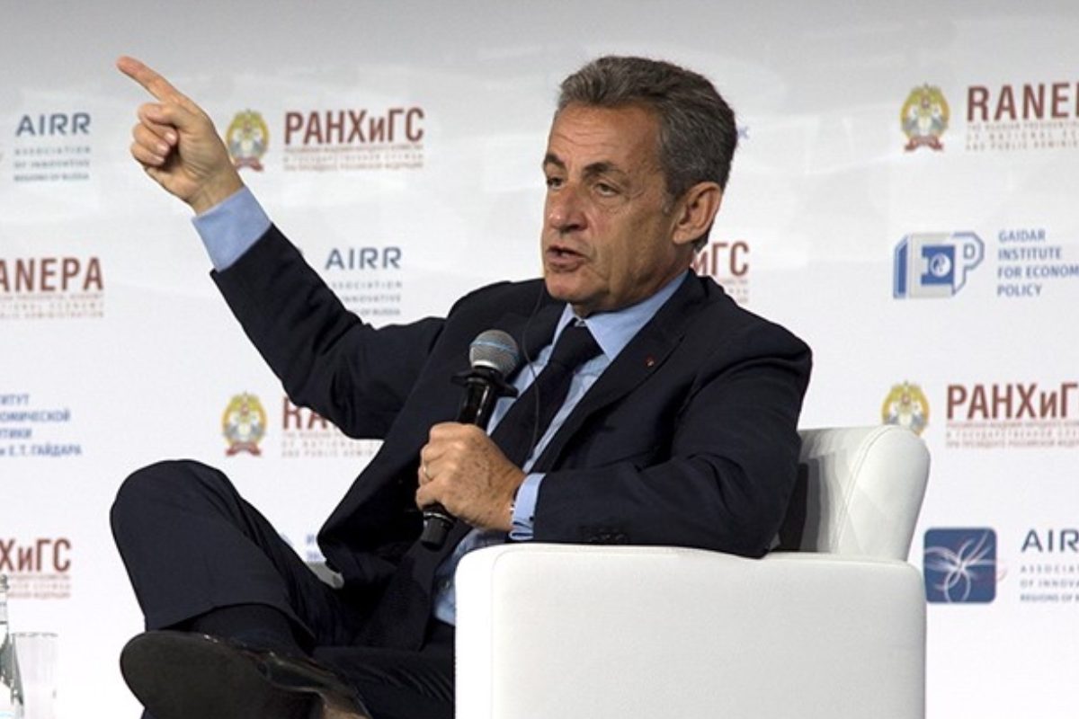 La vita di Sarkozy in carcere: “Mangia solo yogurt, rifiuta il cibo servito perché ha paura che gli sputino nel piatto”