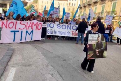 VIDEO | Telecontact a rischio, Caltanissetta scende in piazza: “Futuro incerto per 336 lavoratori”