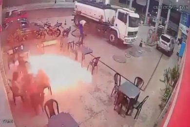 VIDEO | Accende una sigaretta al distributore di benzina, si scatena l’inferno di fuoco
