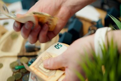 Tetto al contante, saltato l’aumento a 10mila euro: ecco il perché e qual è il limite