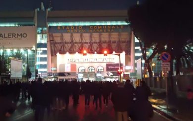 Palermo, tensione al “Barbera”: scontri tra tifosi rosanero fuori dallo stadio