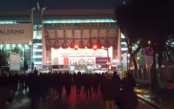 Palermo, tensione al “Barbera”: scontri tra tifosi rosanero fuori dallo stadio