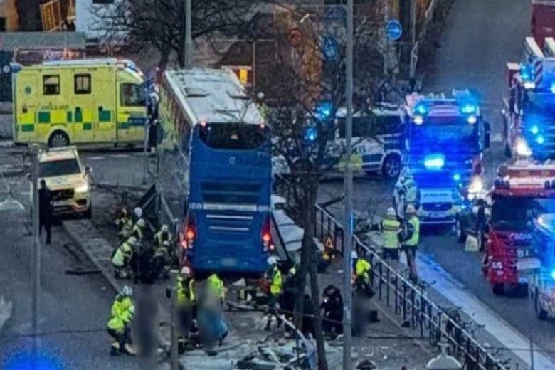 Tragedia alla fermata del bus. Pullman travolge pensilina, morti e feriti