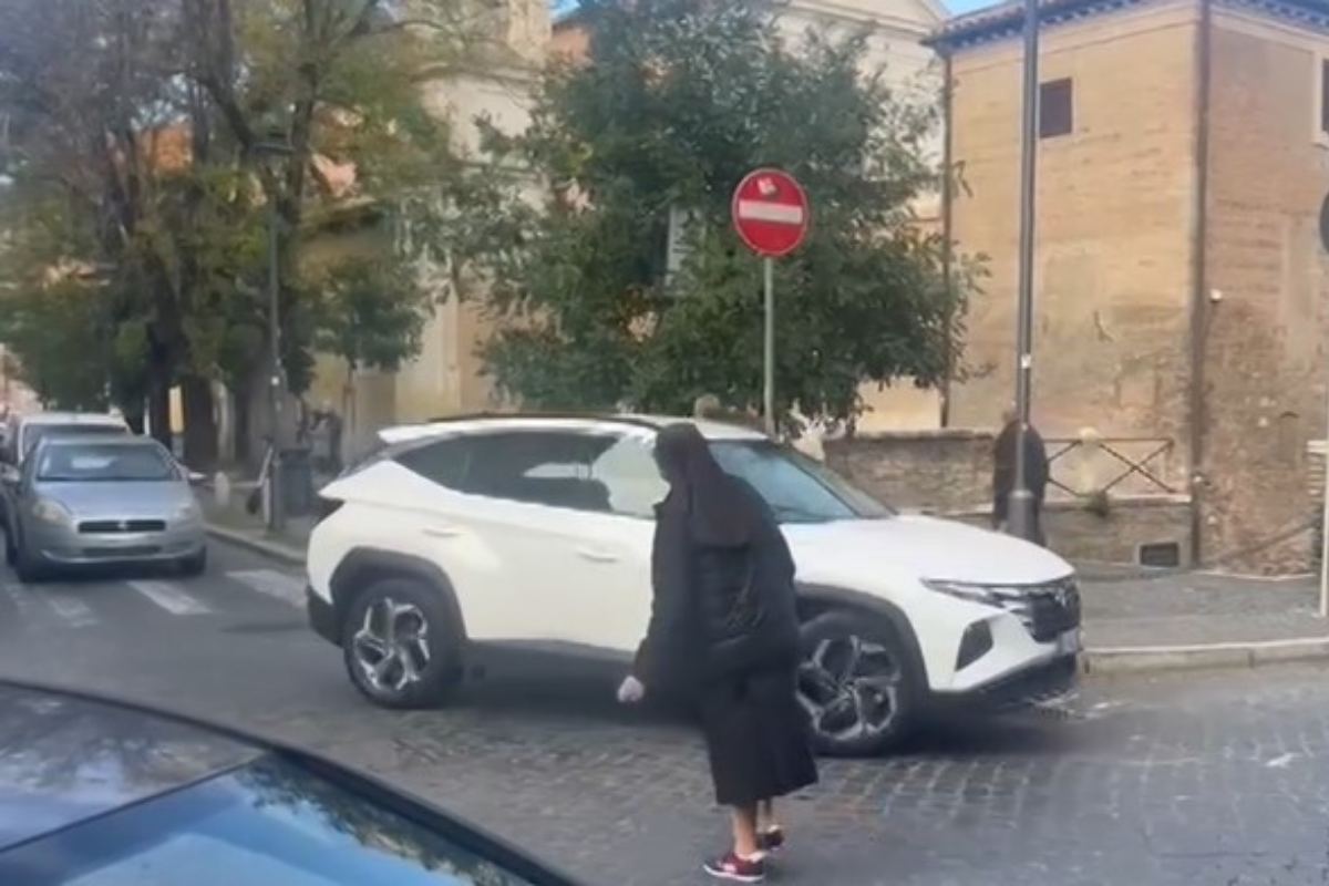 VIDEO | Suora fa da vigile urbano e libera il traffico paralizzato: il fatto