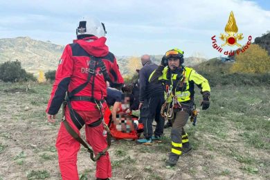 Tragedia in campagna, trattore precipita in un dirupo: due morti e un ferito