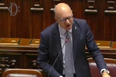 Educazione sessuale a scuola, scontro alla Camera tra Valditara e le opposizioni: “Vergognatevi”