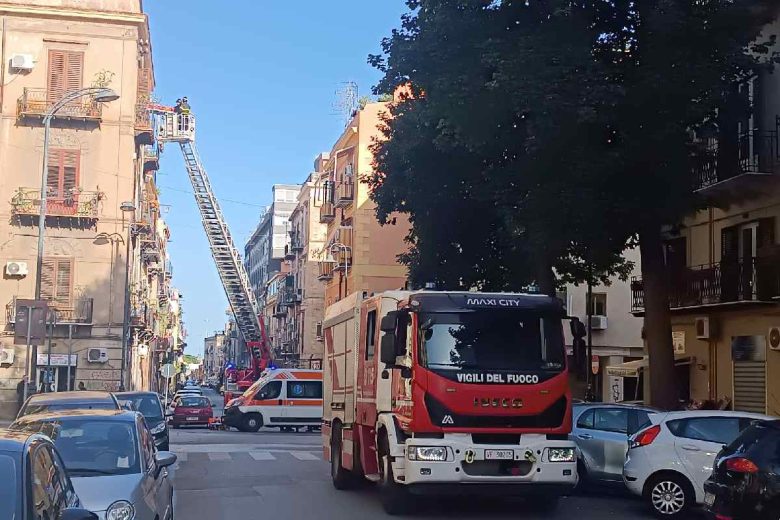 Palermo, donna si rompe il femore a casa: intervengono i vigili del fuoco