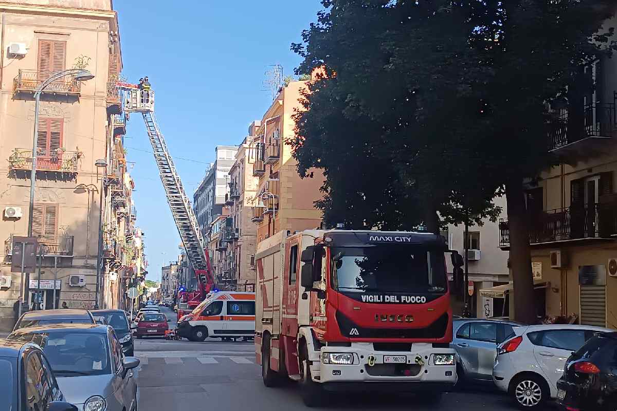 Palermo, donna si rompe il femore a casa: intervengono i vigili del fuoco