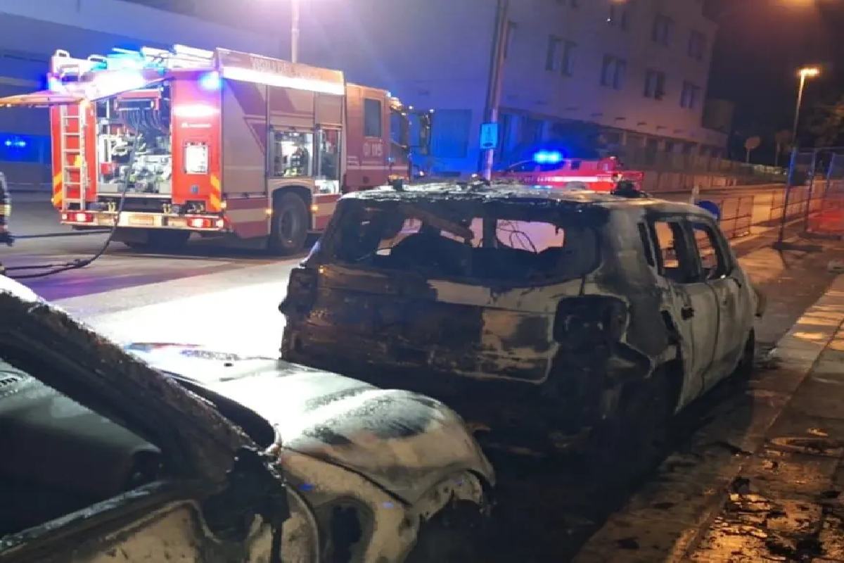 Modica, incendiate tre auto della guardia di finanza Modica, incendiate tre auto della guardia di finanza