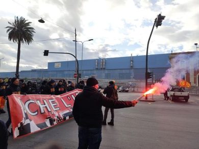 Ex Ilva, a Genova blocco stradale a oltranza contro il “ciclo corto”
