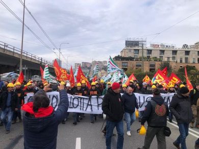 Ex Ilva, a Genova in migliaia in piazza contro il “ciclo corto”