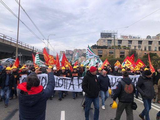 Ex Ilva, a Genova in migliaia in piazza contro il “ciclo corto”