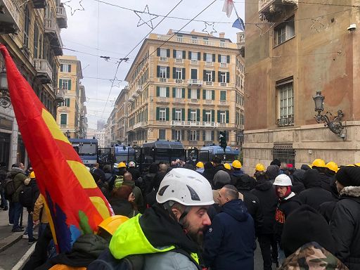 Ex Ilva, a Genova tensione in prefettura: polizia usa lacrimogeni